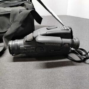 Magnavox EasyCam CVR610A01 VHS Camcorder 10:1 Zoom Retro Analog Camera Bag EUC